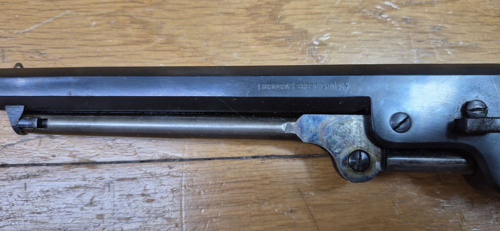 Beau revolver Colt 1851 Navy — Cal .36 poudre noire — Fabrication Armi San Paolo (logo "DGG") et marquée Euroarms — Arme de 1969 — Bronzage 100 % —Très bel état esthétique et mécanique — Très beau canon — TBE/TBE+ – Image 24