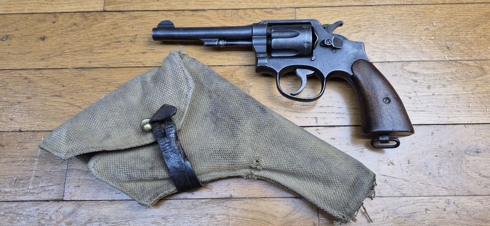 Très beau Revolver Smith & Wesson "Victory" - L'ex Hand ejector 1899 et le futur modèle 10 de la seconde guerre mondiale - Cal. 38 SW / 38-200- Excellente mécanique - Bel état esthétique - Beau canon - Arme personnelle d'un Commando "Jedburgh" français de la Force 156 du SOE britannique en Indochine - Rarissime étui local - Arme de début janvier 1944 chargée d'histoire - TBE