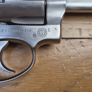 Très beau Revolver Sturm Ruger Security-Six — Cal .357 Magnum — Finition inox moins courante en six pouces — Arme de fin 1981 / début 1982 — Encore la meilleure époque de Bill Ruger — Très très belle condition physique de l'athlète esthétique et mécanique ! — Plaquettes Pachmayr — Canon miroir — Un classique devenu rare en inox et en six pouces — TBE+ / TBE++