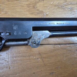  Beau revolver Colt 1851 Navy — Cal .36 poudre noire — Fabrication Armi San Paolo (logo "DGG") et marquée Euroarms — Arme de 1969 — Bronzage 100 % —Très bel état esthétique et mécanique — Très beau canon — TBE/TBE+
