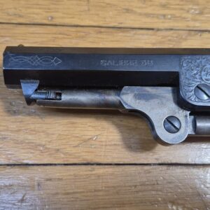 Beau revolver poudre noire Colt 1851 par Pietta — modèle "Navy Yank" — Cal.36 — Version luxe — Carcasse et canon gravés — Bronzage noir à 100% — Mécanique parfaite — Arme poinçonné BF (1995) — Excellent état — TBE+