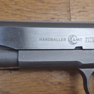 Très beau Pistolet AMT (Arcadia Machine & Tools) Hardballer — Cal .45 ACP — Premier 1911 intégralement en acier inoxydable de l'Histoire — 100% acier toutes pièces — Arme de 1985 — Très bel état esthétique — Excellent état mécanique — Canon Miroir - Plaquettes d'origine - TBE+/TBE++ 