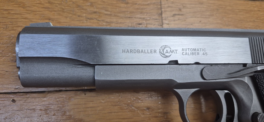 Très beau Pistolet AMT (Arcadia Machine & Tools) Hardballer — Cal .45 ACP — Premier 1911 intégralement en acier inoxydable de l'Histoire — 100% acier toutes pièces — Arme de 1985 — Très bel état esthétique — Excellent état mécanique — Canon Miroir - Plaquettes d'origine - TBE+/TBE++